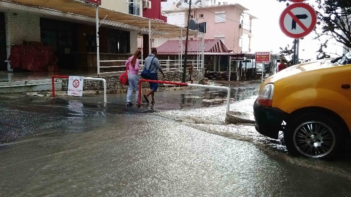 Kuşadası\'nda Yağmur ve Fırtına Etkili Oldu