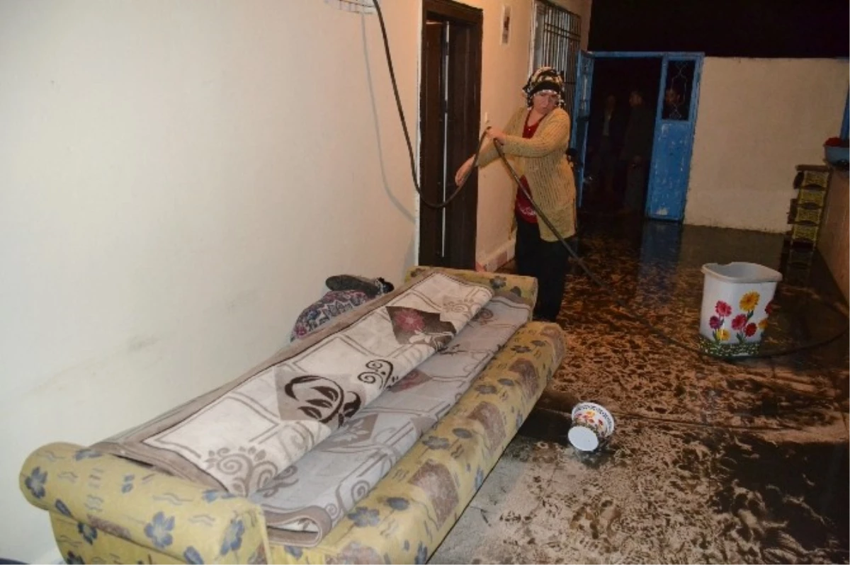 Malatya\'da Evleri Lağım Suyu Bastı