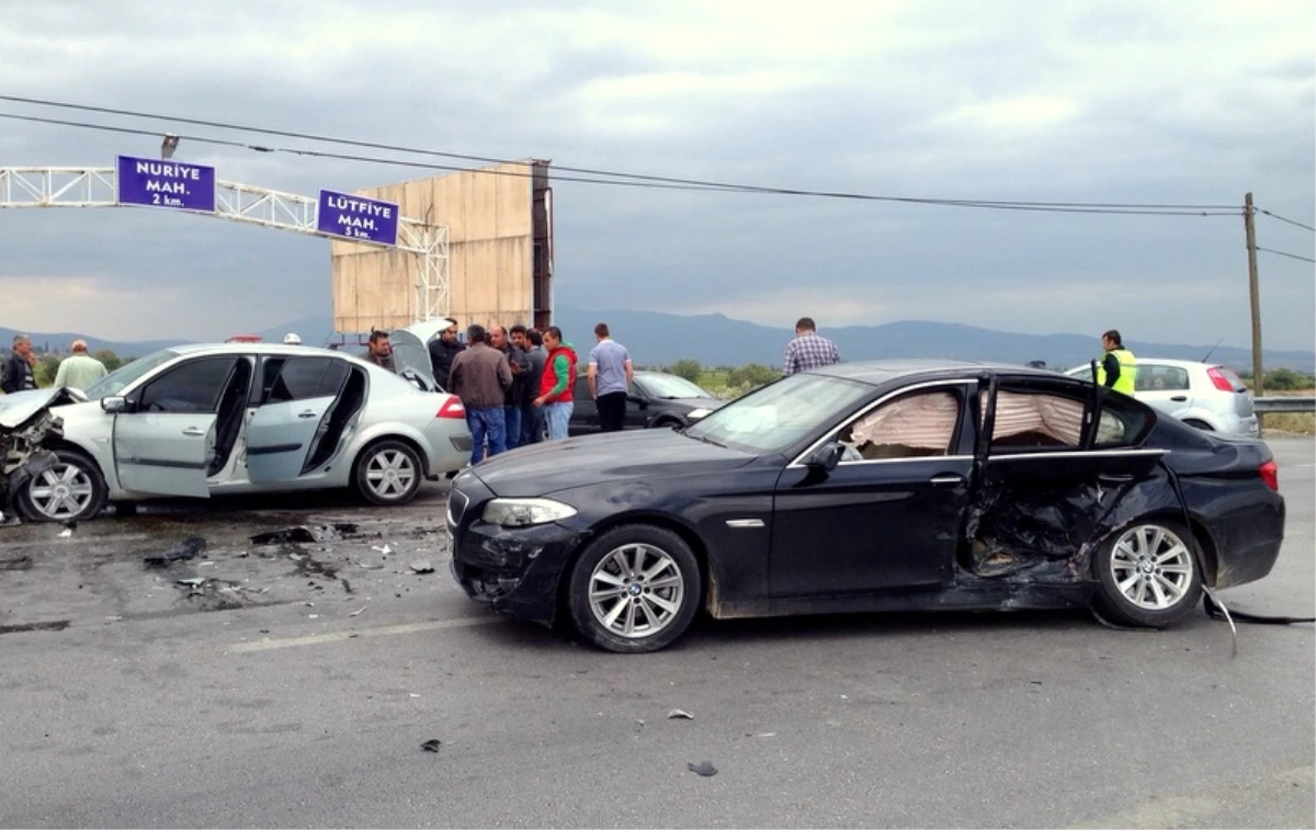 Manisa\'da İki Otomobil Çarpıştı: 4 Yaralı