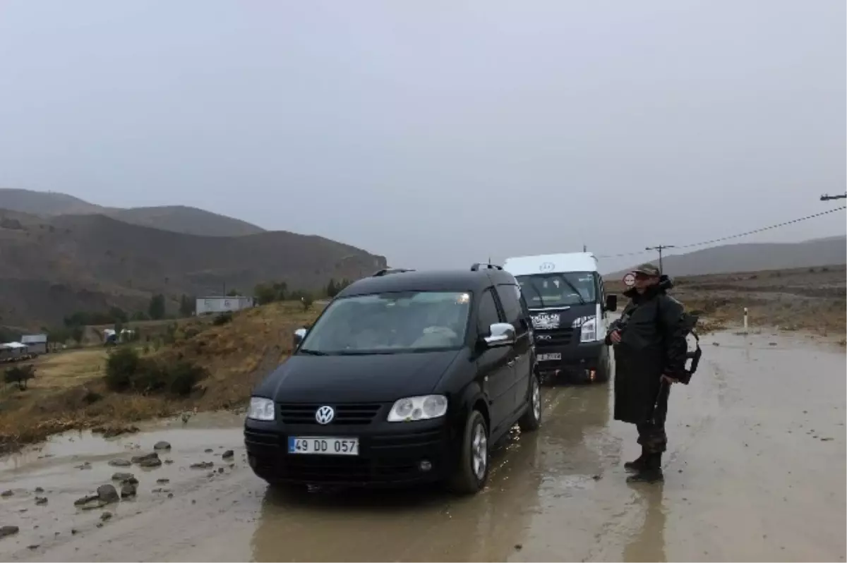 Muş\'ta Dere Taştı, Yüzlerce Araç Mahsur Kaldı