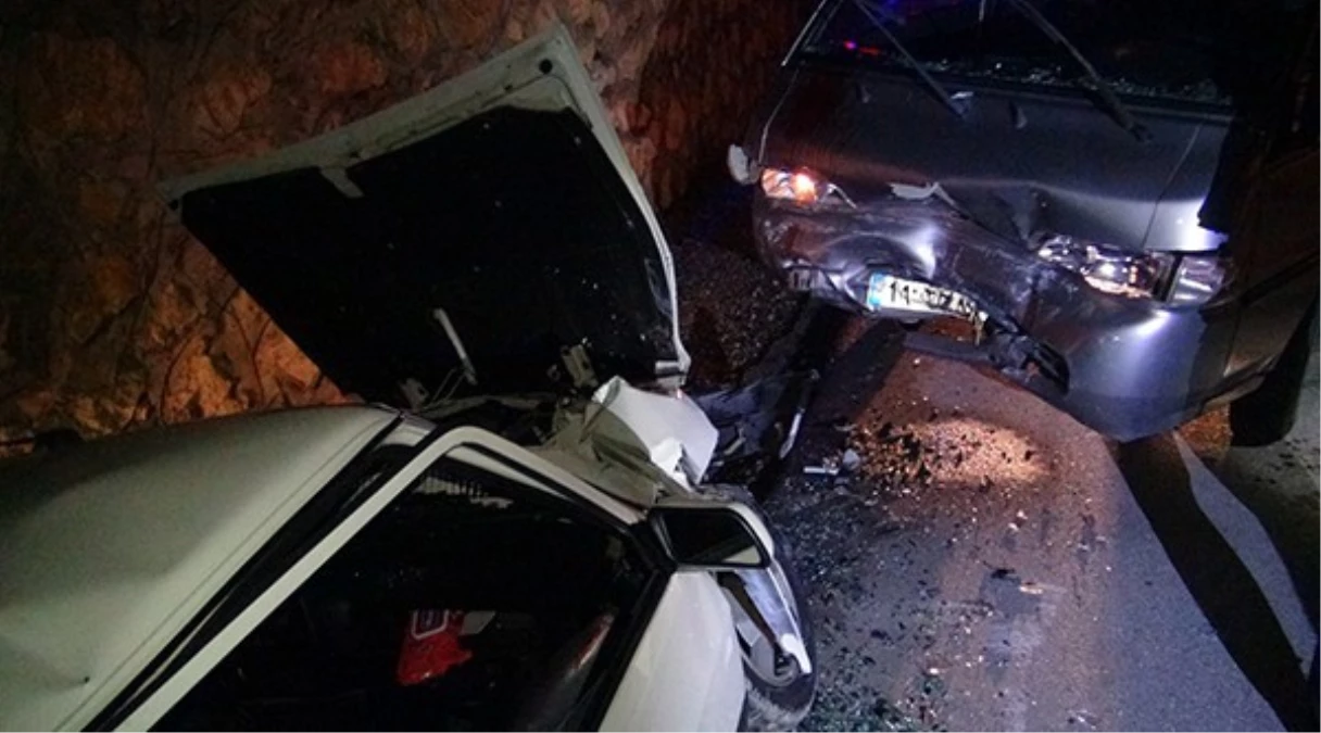 Bilecik\'te Otomobil ile Minibüs Kafa Kafaya Çarpıştı: 5 Yaralı