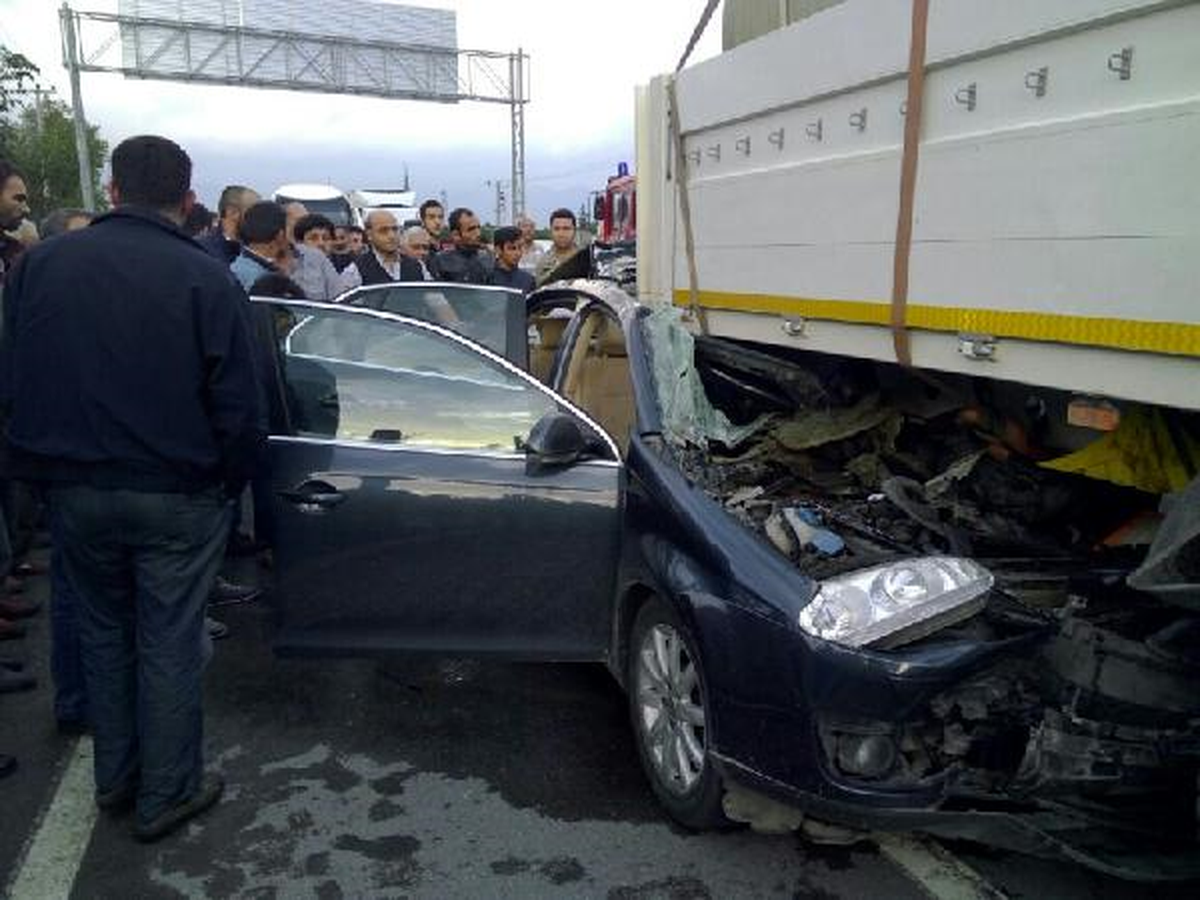 Otomobil Önündeki TIR\'ın Altına Girdi: 1 Ölü, 3 Yaralı