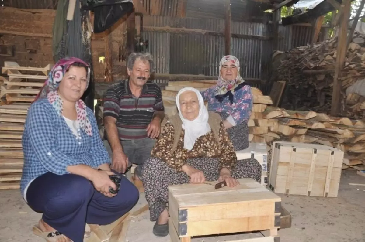 90\'lık Lütfiye Nine Durmaksızın Çalışıyor