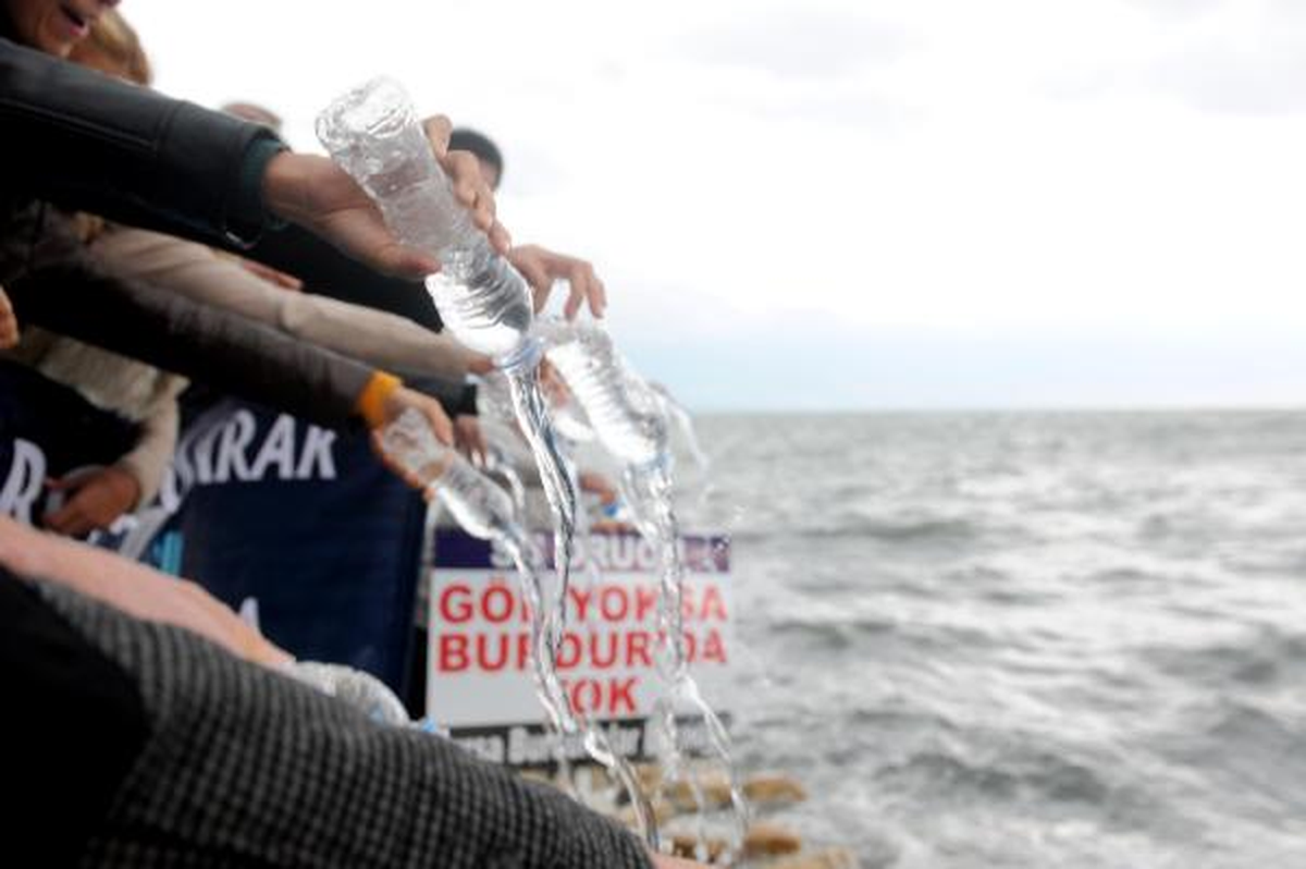 Pet Şişelerle Kuruyan Burdur Gölü\'ne Su Döktüler