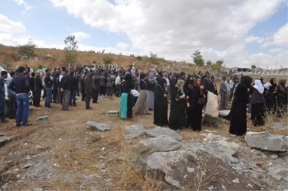 Silahlı Saldırıda Öldürülen Öztunç Yüksekova\'da Toprağa Verildi