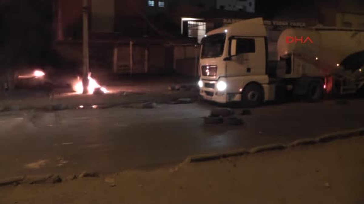 Silopi\'de Işid Protestosunda Polis ile Çatışıp Okul Yaktılar