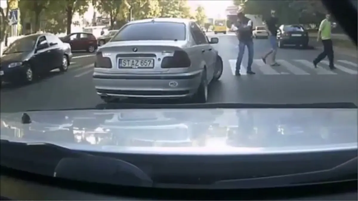 Sinirlendiği Yayayı Ezdi