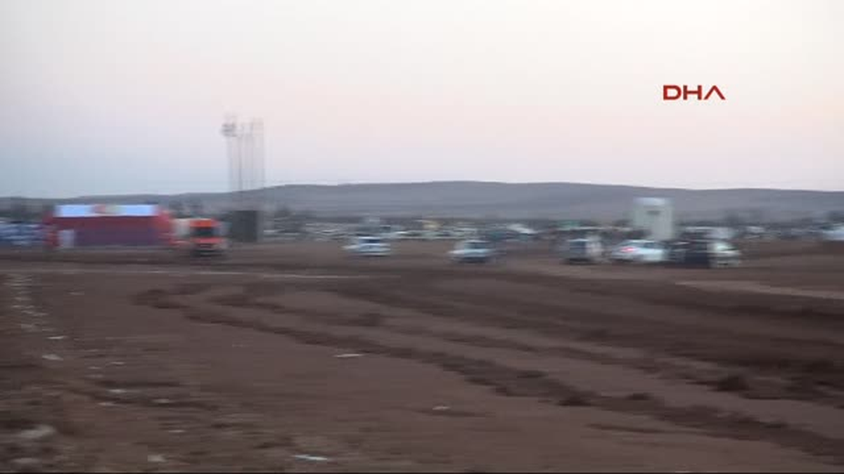 Suriyelilerin Araçları İçin Hendek Kazılıyor