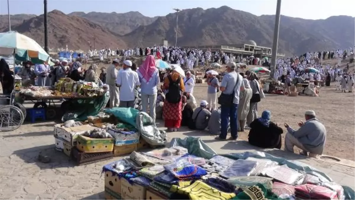 Türk Hacı Adayları Uhud\'u Ziyaret Etti
