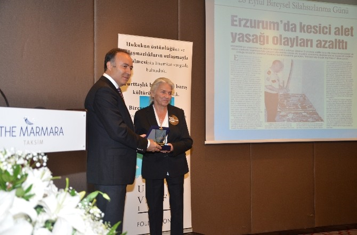 Umut Vakfın\'dan Vali Altıparmak\'a Katkı Plaketi