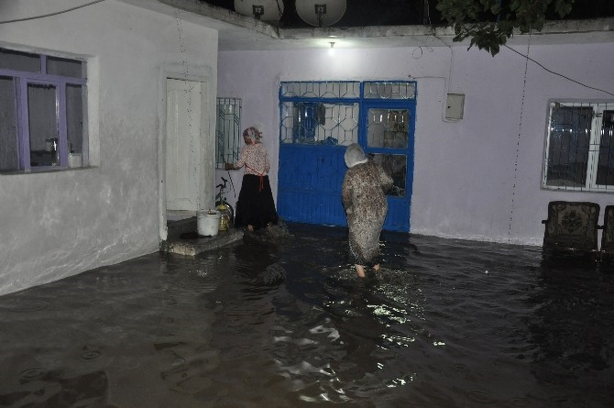 Yağan Yağmur Nedeniyle Kahta\'da Bazı Evleri Su Bastı