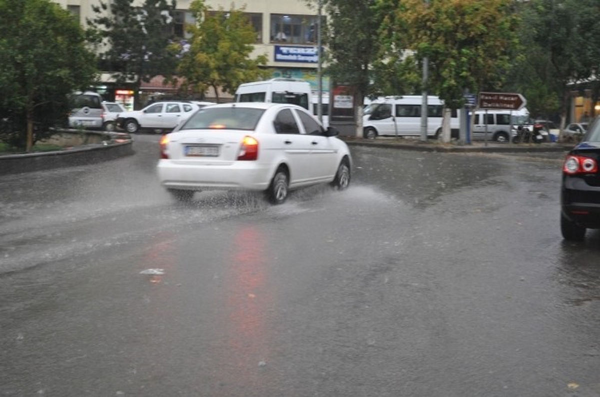 Yağmur ve Fırtına Siirt\'te Etkili Oldu
