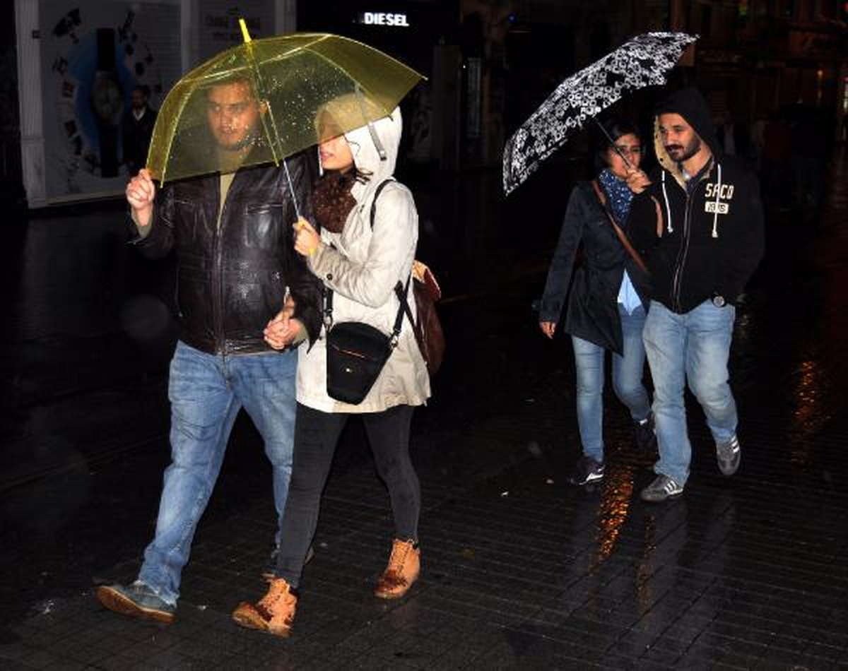 Yağmur ve Şiddetli Rüzgar Gece Boyunca Etkili Oldu
