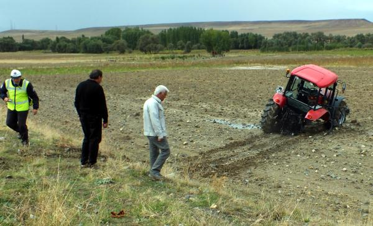 Yozgat\'ta Otomobil Traktöre Çarptı: 4 Yaralı