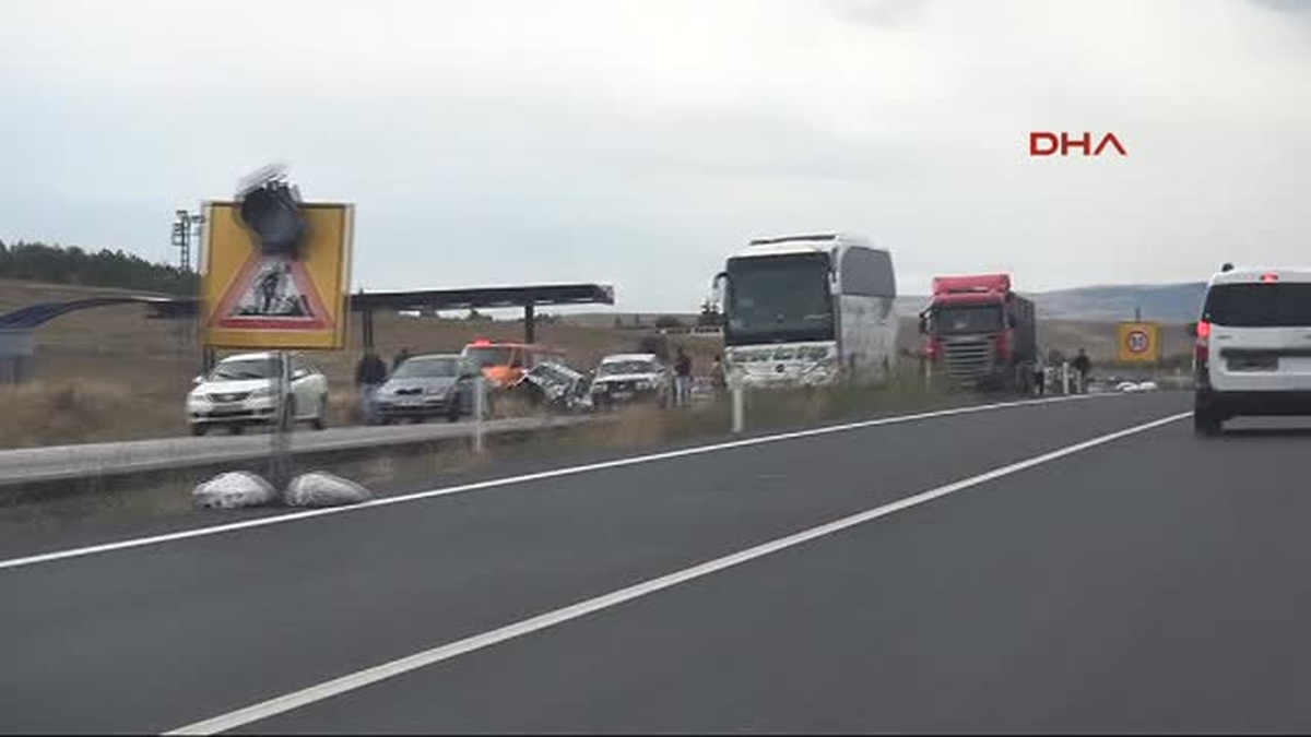 Yozgat\'ta Otomobil Traktöre Çarptı: 4 Yaralı