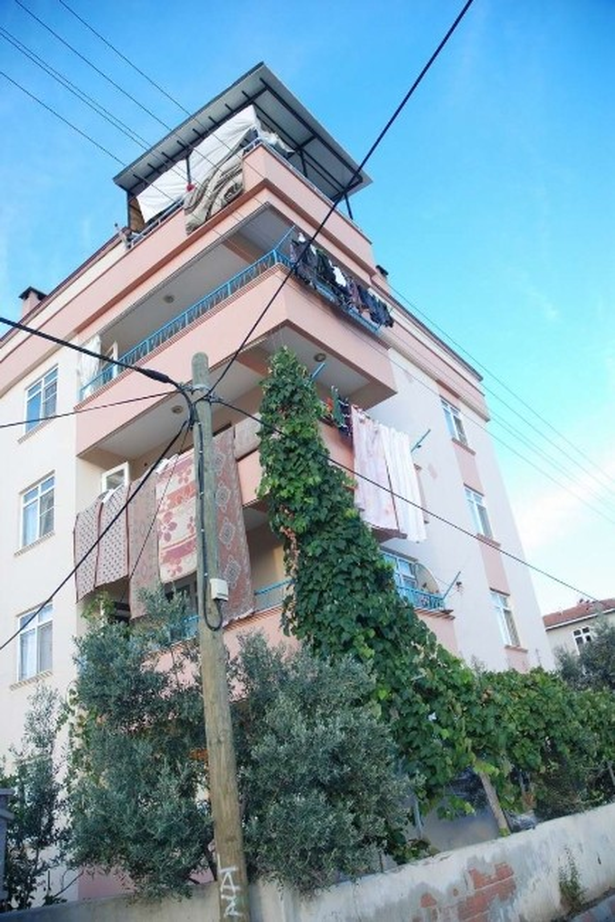Balıkesir\'de 5. Kattan Düşen Çocuk, Ölümden Döndü