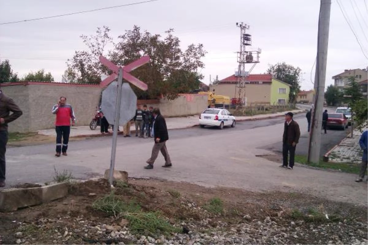 Akşehir\'de Yük Treni Öğrenci Servisine Çarptı: 1 Ölü, 18 Yaralı