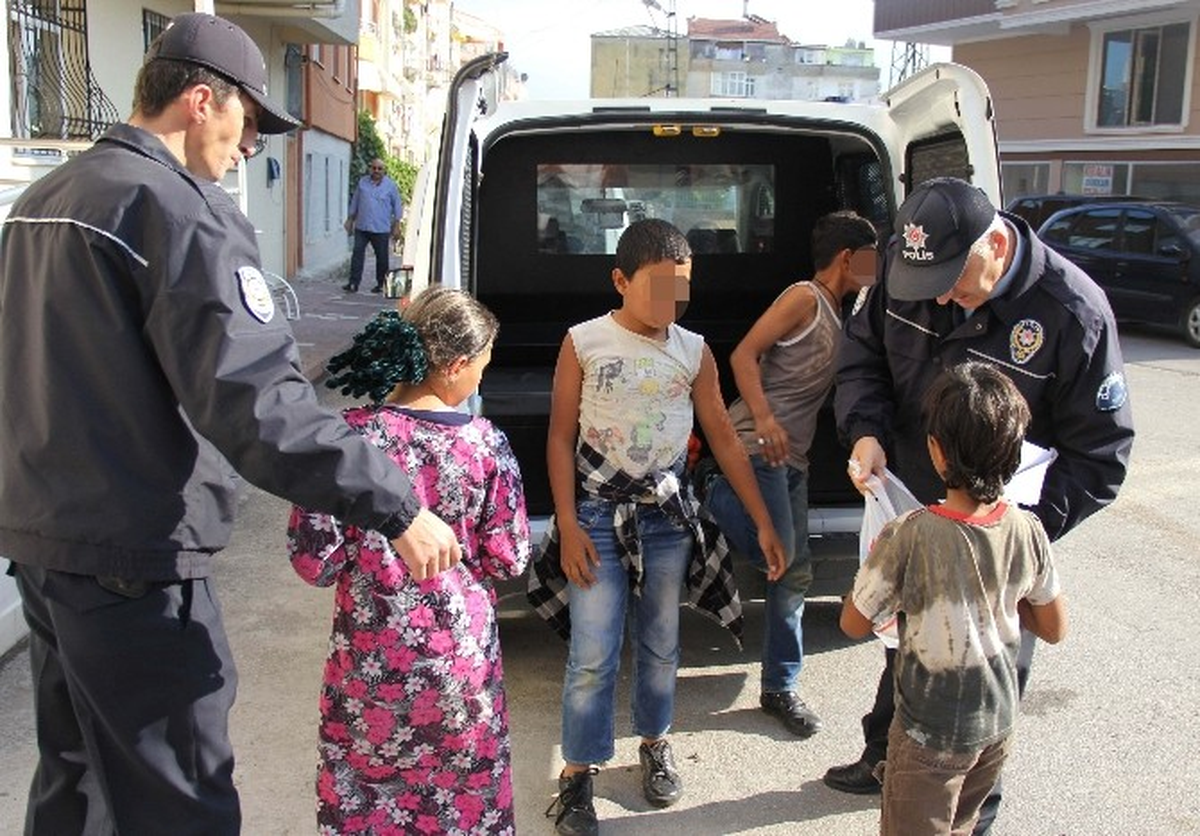 Araçların Önüne Atlayıp Dilenen Suriyeli Çocuklara Polis Müdahale Etti