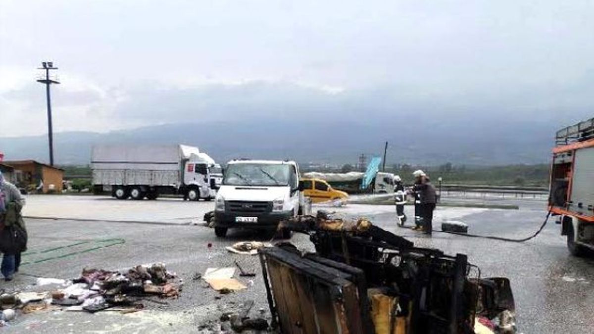 Araçtan Atılan İzmarit, Kamyonetteki Çeyizi Yaktı