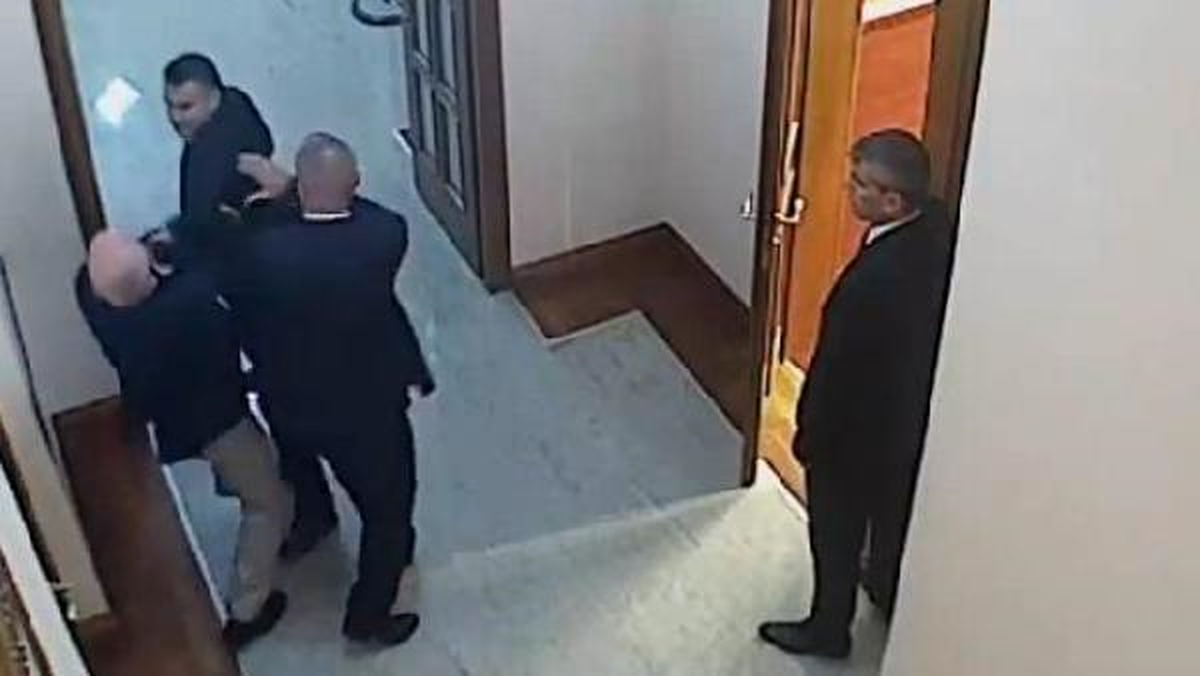 Arnavutluk Mecliside Kavga