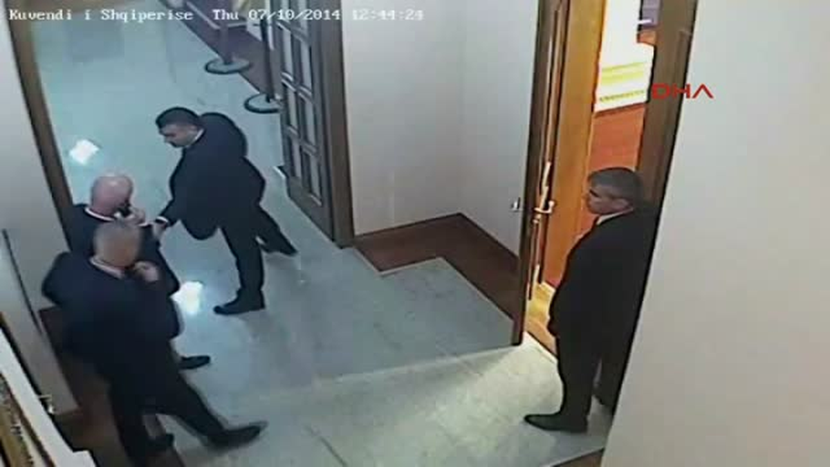 Arnavutluk Meclisi\'ndeki Kavganın Görüntüleri Yayınlandı