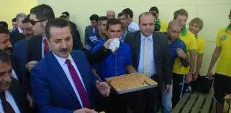 Bakan Çelik'ten Takım Baklava İkramı