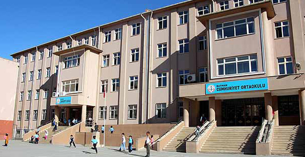 Batman'da Veliler Okulu Bastı; Öğretmen Bıçakladı