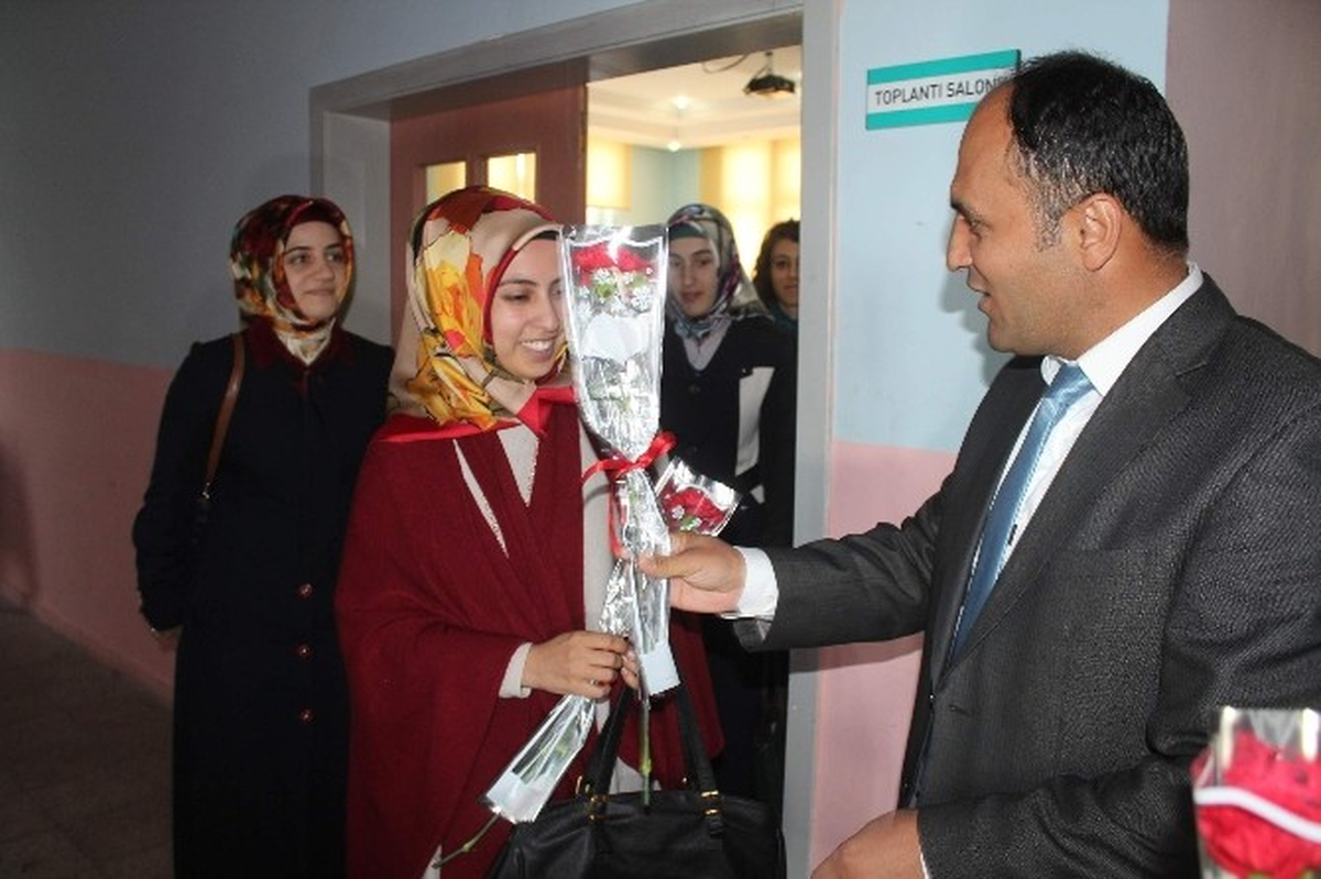 Beyşehir\'de Öğretmenlere "Hoşgeldiniz" Çiçeği
