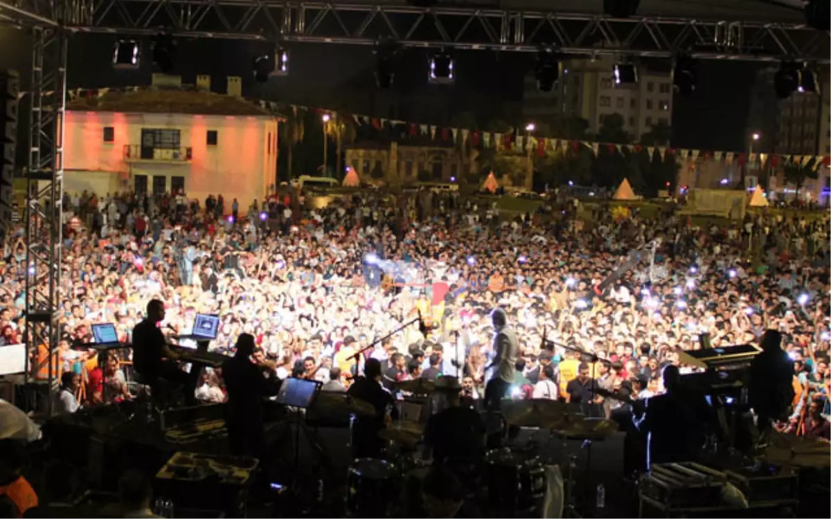 Bir Yanda Acı Diğer Yanda Peygamber Kılıflı Eğlence!