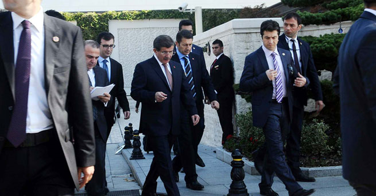 Davutoğlu Yürüyerek Çalışma Ofisine Gitti