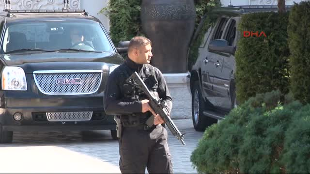 Davutoğlu Yürüyerek Çalışma Ofisine Gitti