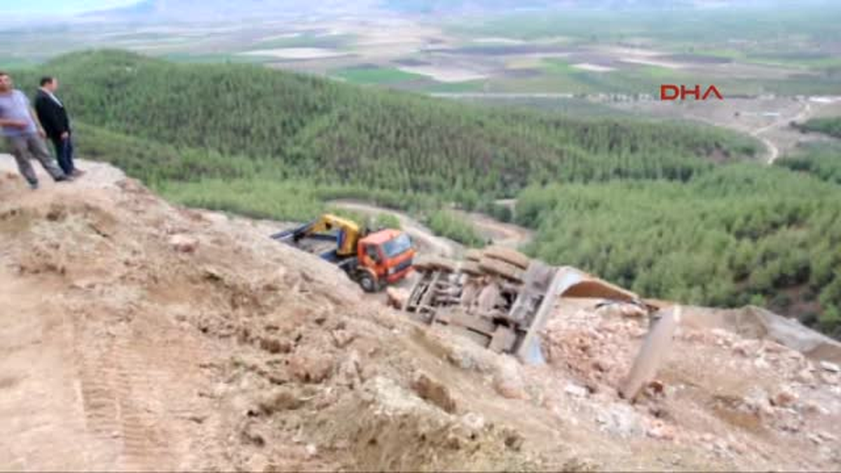 İslahiye\'de Devrilen Kamyonun Sürücüsü Öldü
