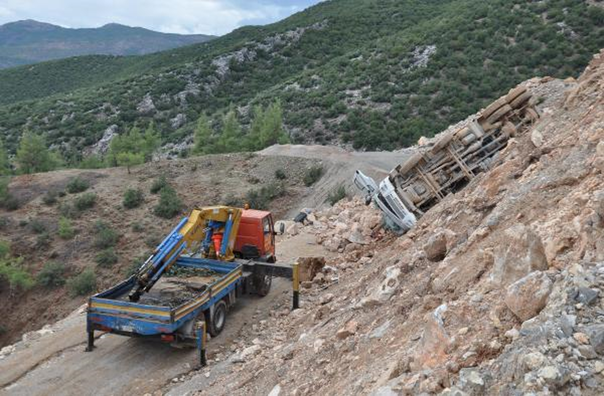 Devrilen Kamyonun Sürücüsü Öldü