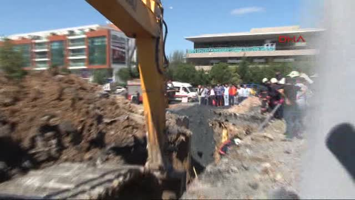 Ekümraniye\'de İSKİ\'nin Atıksu Kanal Çalışması Sırasında 1 İşçi Göçük Altında Kaldı