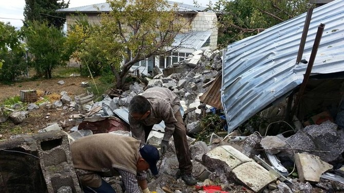 Mersin\'de Fırtınada Devrilen Minare Evin Üzerine Düştü