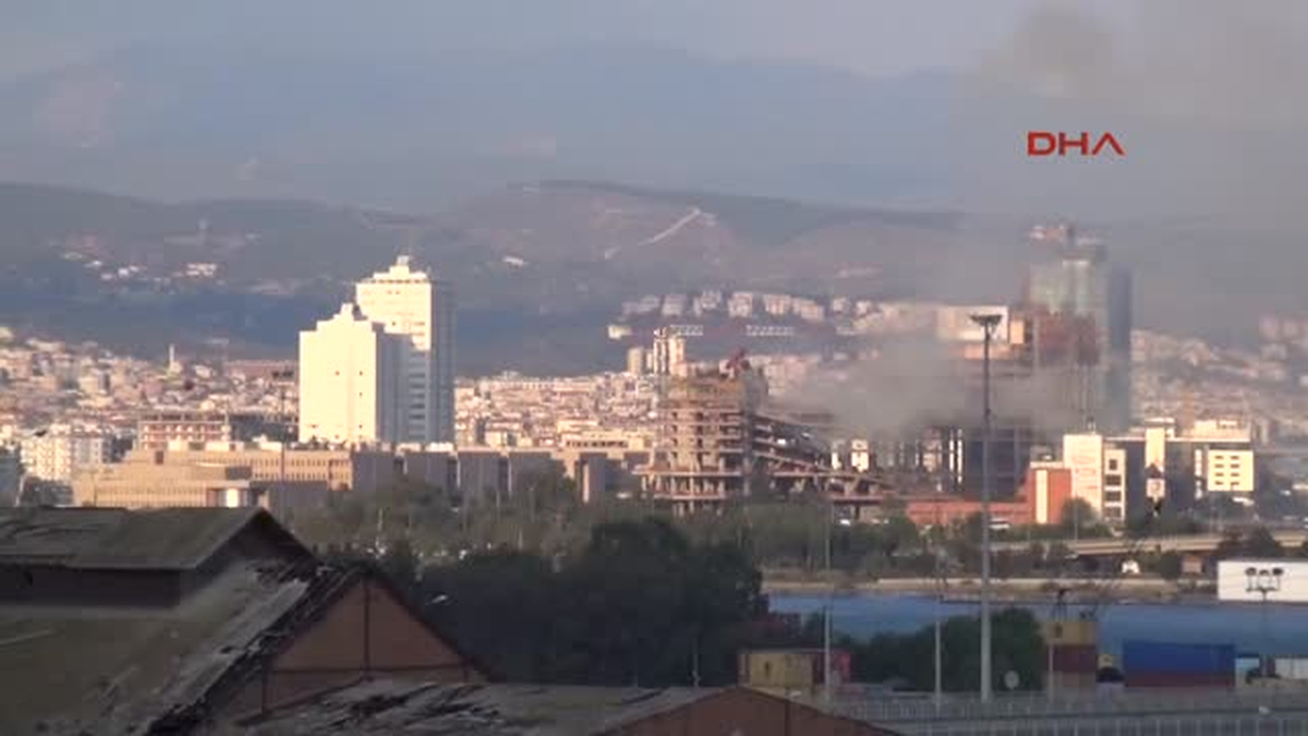 İzmir\'de Gökdelen İnşaatında Yangın