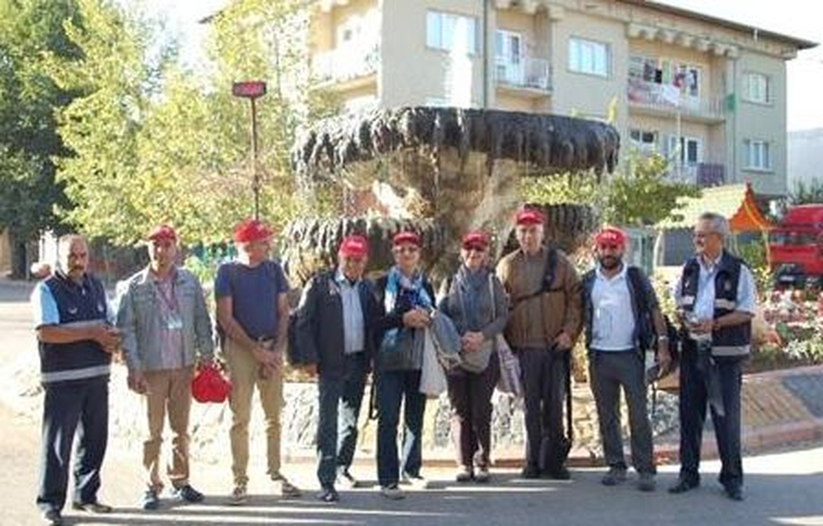 Gölbaşı\'ndan Geçen Turistlere Üzüm İkramı