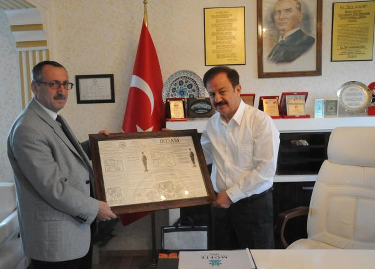 Haymana Belediye Başkanına 93 Yıllık \'İkdam Gazetesi\' Hedıye Ettı