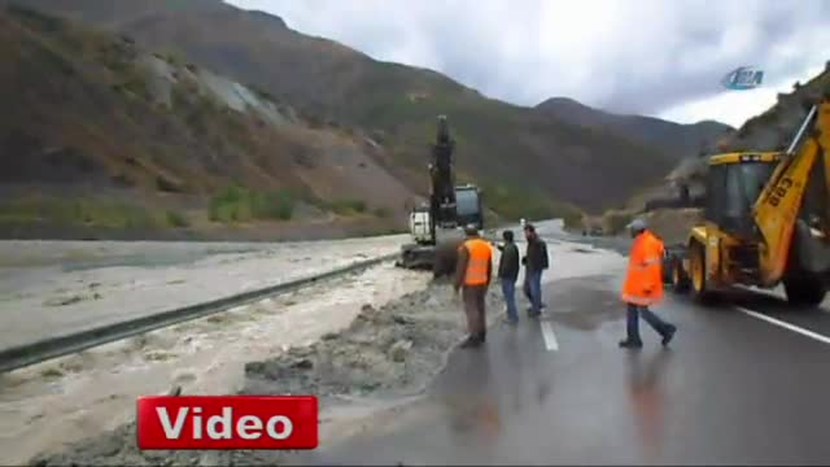 Heyelan Erzincan-Erzurum Karayolunu Kapattı