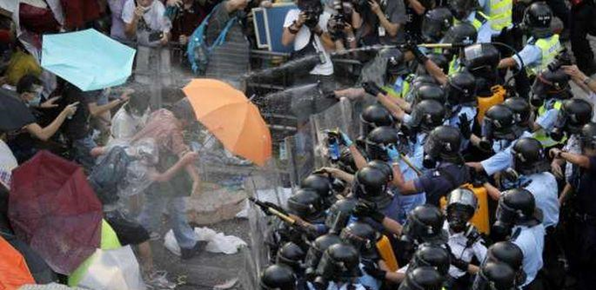 Hong Kong\'taki Demokrasi Gösterilerine Biber Gazlı Müdahale