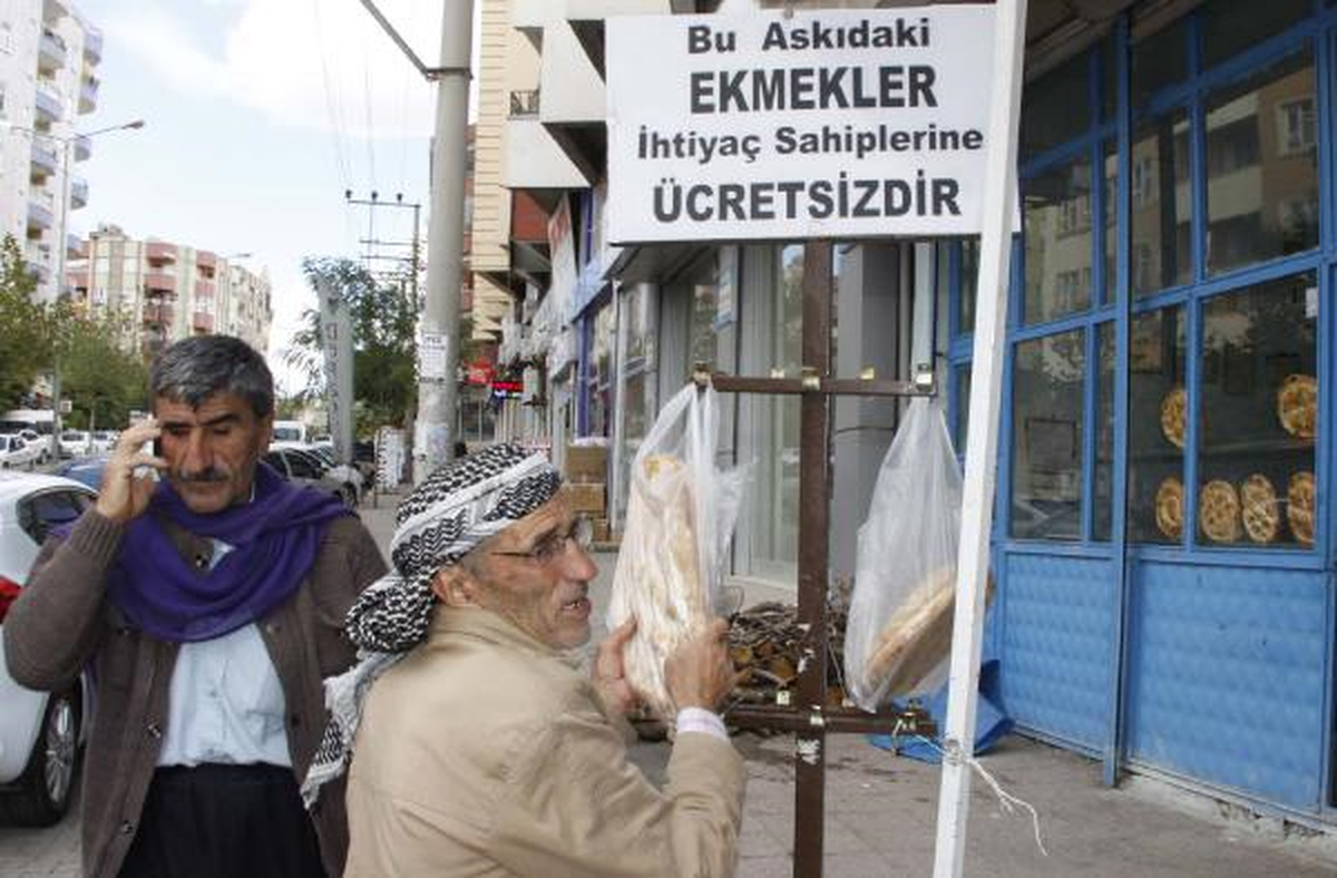 Şanlıurfa'da İhtiyaç Sahipleri İçin Askıya Ekmek Bırakılıyor