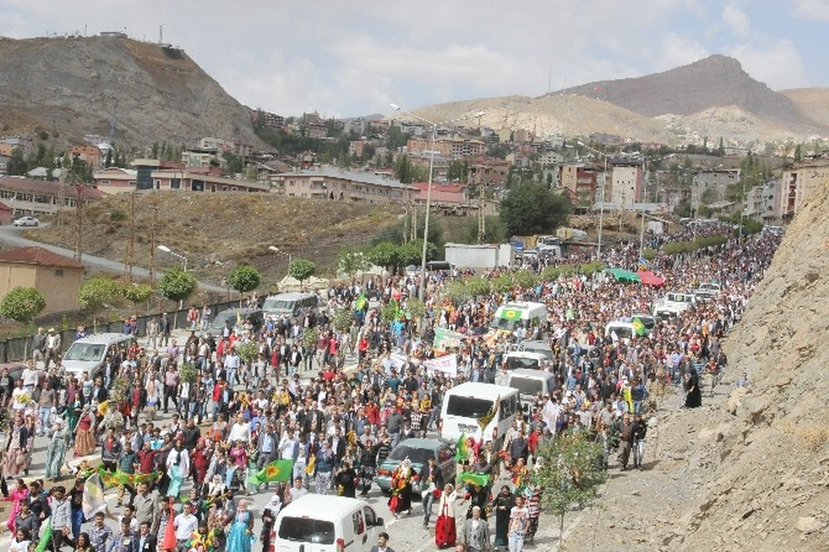 Işid\'le Çıkan Çatışmada Ölen Ypg\'li Hakkari\'de Toprağa Verildi