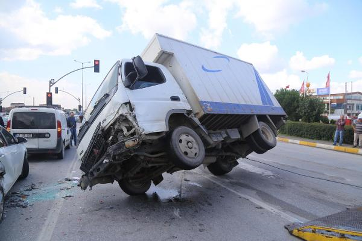 Kamyonet Kırmızı Işıkta Duran 4 Araca Çarptı: 5 Yaralı