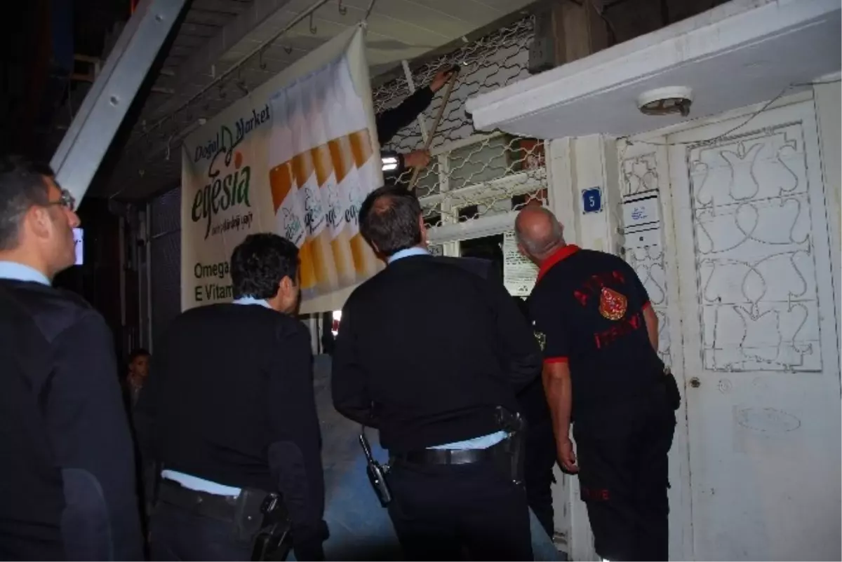 Kara Kedi Bu Defa Kepenk Arasına Girdi