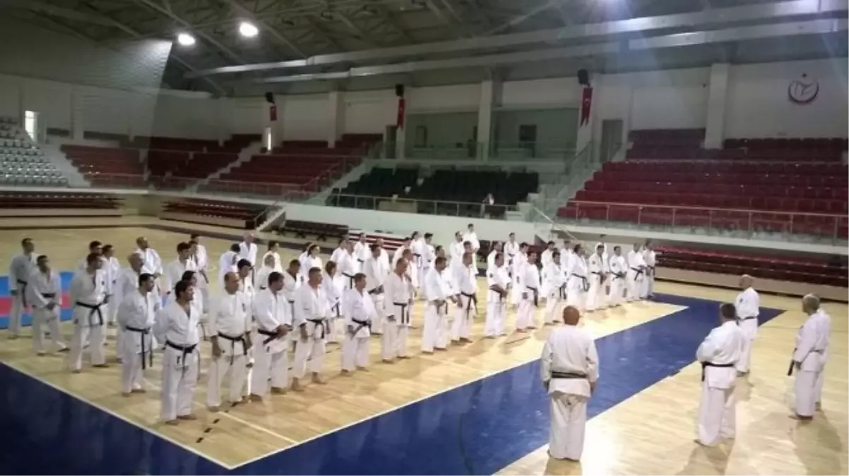 Karate Antrenör ve Hakemleri Yalova\'da Buluştu