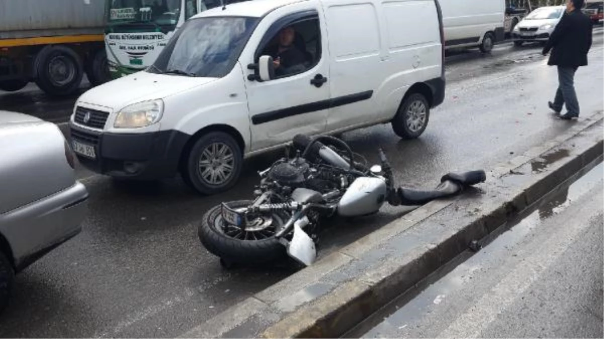 Otomobile Çarpan Motosikletli Sivil Polis Yaralandı