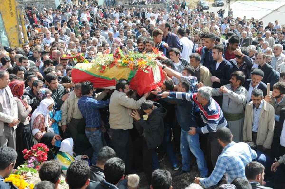 Kobani\'de Öldürülen YPG\'li Hakkari\'de Toprağa Verildi