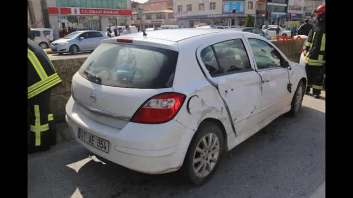 Kocaeli Kartepe Kamyonet Kırmızı Işıkta Duran 4 Araca Çarptı 5 Yaralı