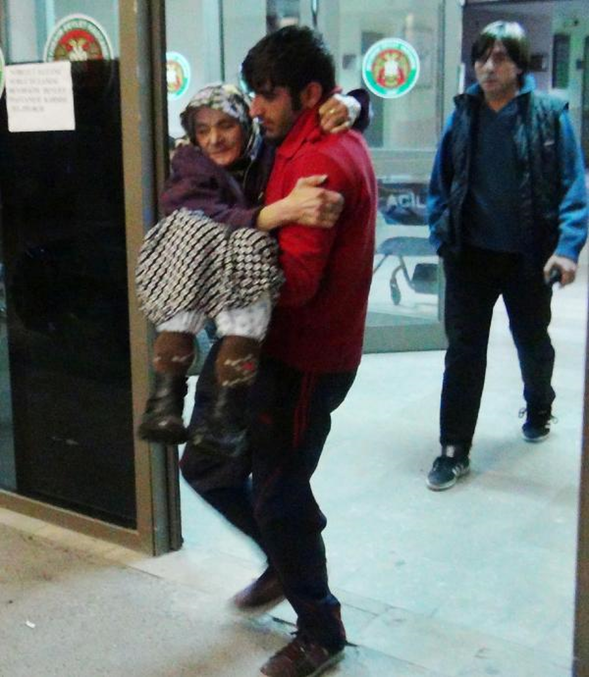 Milyoner \'Poşetli Dede\', Bankaya Takım Elbiseyle Gidip Para Yatırıyormuş (2)