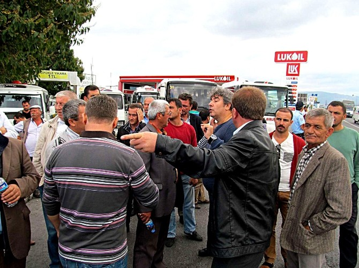 Minibüsçüler Edremit\'te Yol Kapattı